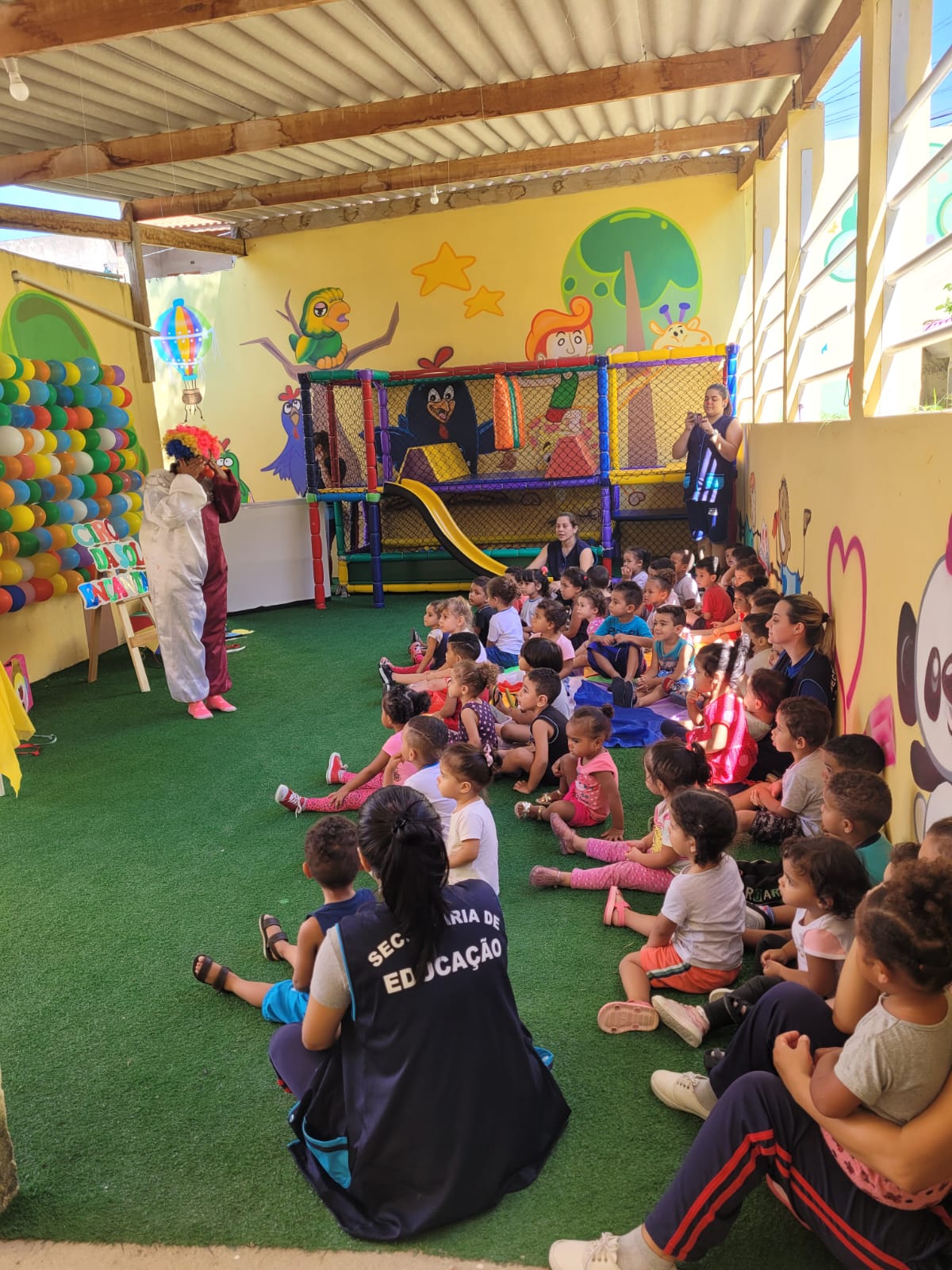 Crianças assistindo uma apresentação